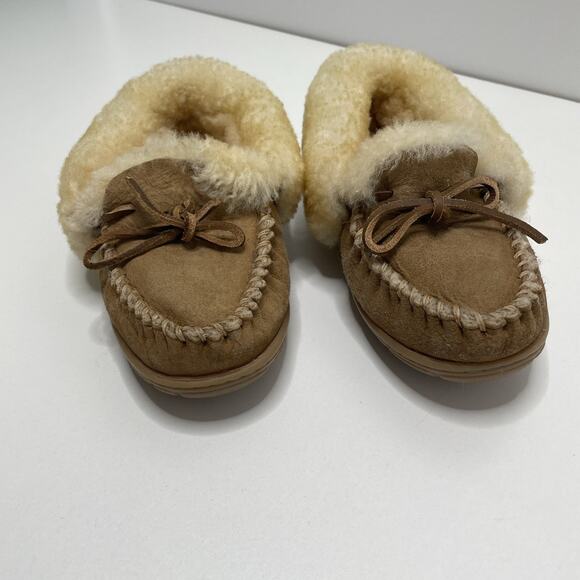L.L Bean Women 7 M Tan Wicked Good Sheepskin Slippers Moccasins Shoes 130484 EUC - Picture 3 of 12